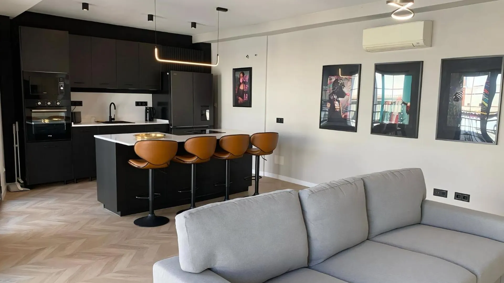 토레몰리노스 House Of Maximus - High Standing - Centre 90M2 아파트